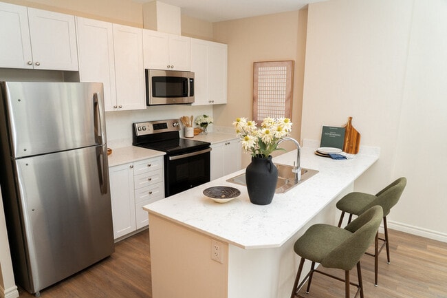 Building Photo - South Carriage Place II