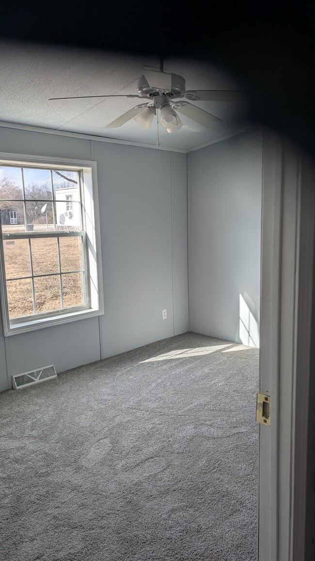 segundo dormitorio - 291 Pebble Ln