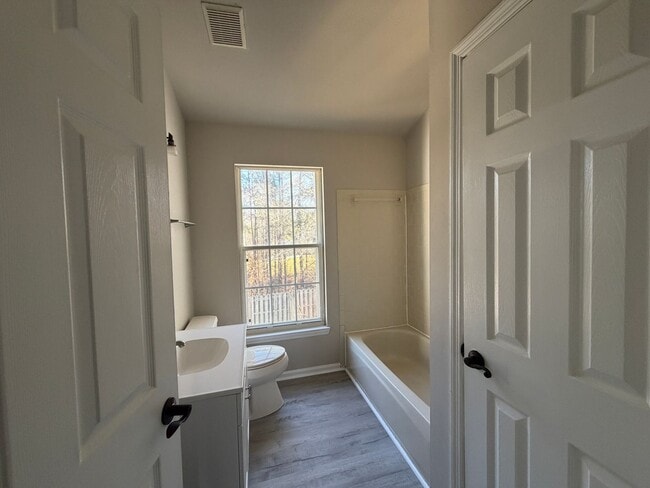 Photo - Great 2 bedroom fully renovated townhouse