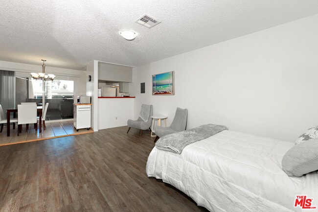 Building Photo - 3600 Bagley Ave Unit #210