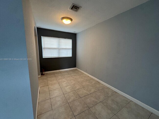 Photo - 630 NE 15th Ct Unit 1