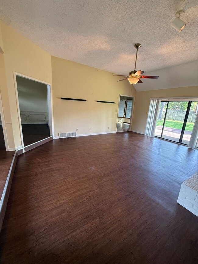 Photo - 8142 Creekside Cir S