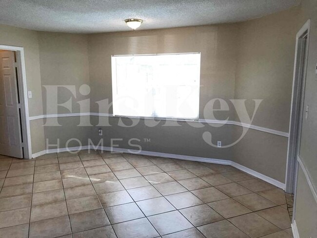 Photo - 701 Kingswood Loop