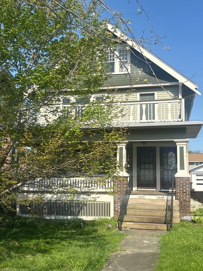 Building Photo - Waterbury1647 Unit Up