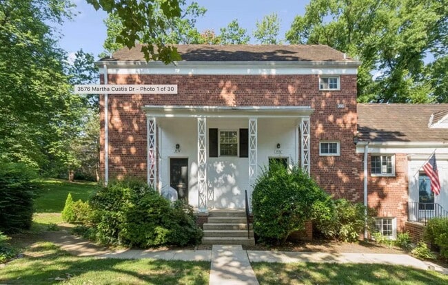 Building Photo - Charming Tree-Top Condo in Historic Parkfa...