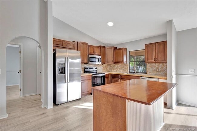 Photo - 252 NW Lincoln Ave