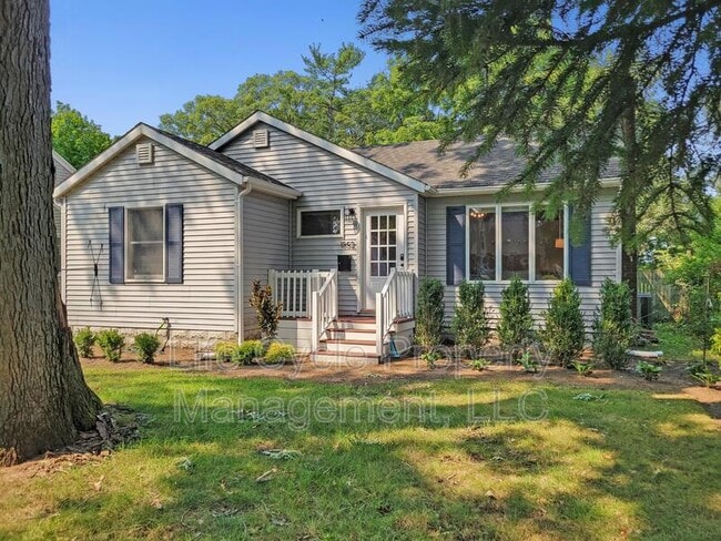Photo - 1852 Cedar Ave