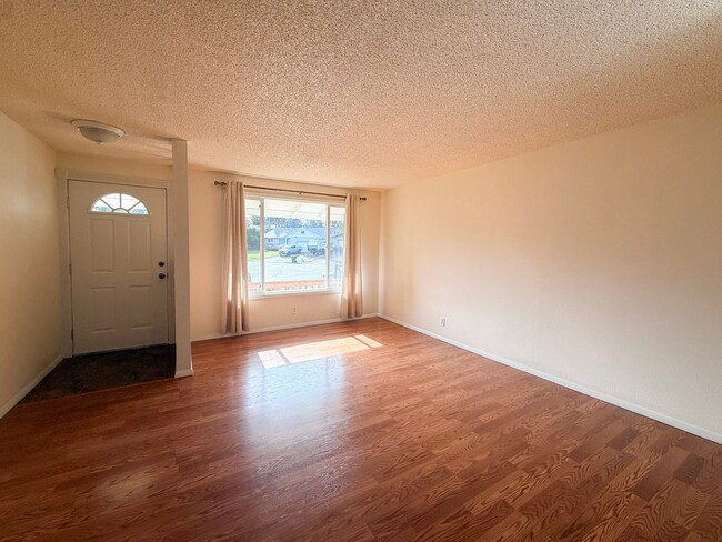 Photo - 1593 Skyline Way S