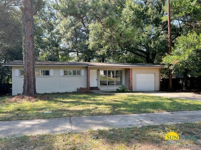 Beautiful 3 Bedroom Home in Crestview! - Beautiful 3 Bedroom Home in Crestview!
