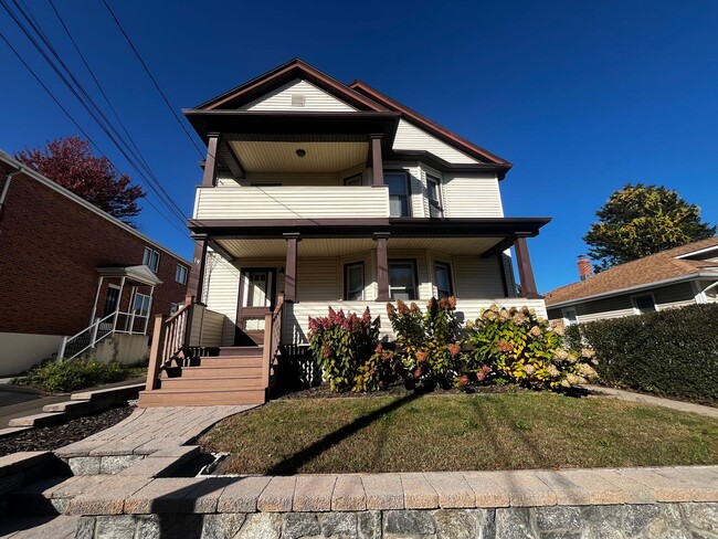 Building Photo - Inviting 2-Bedroom 2nd Floor Apartment in ... Unit 2nd-floor