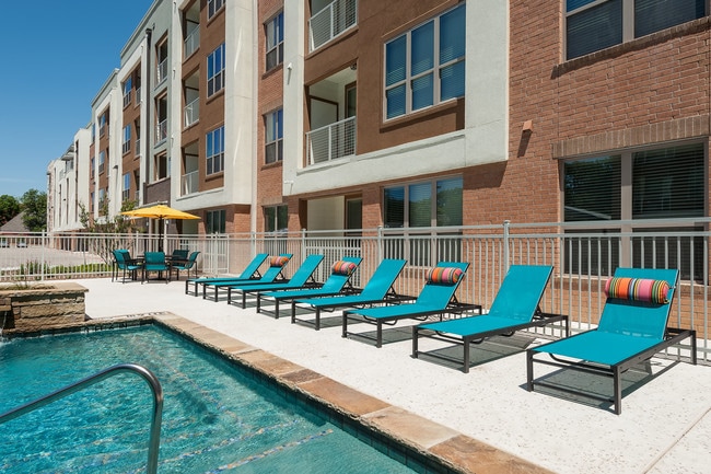 Pool Seating