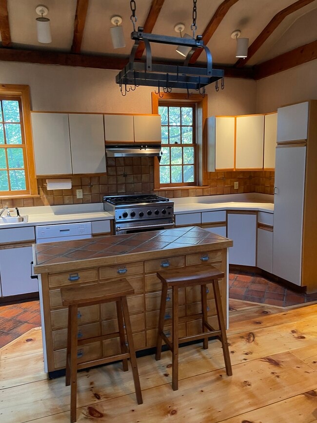 Cocina - 950 Western Ave