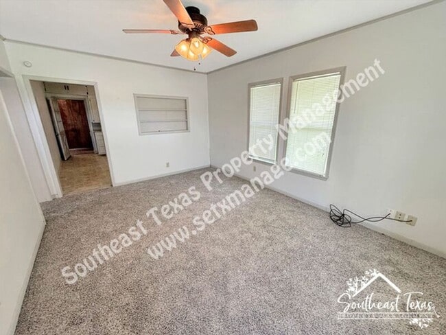 Photo - 6129 Howe St