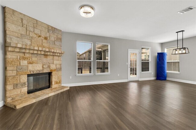 Photo - 900 Sawbuck Dr