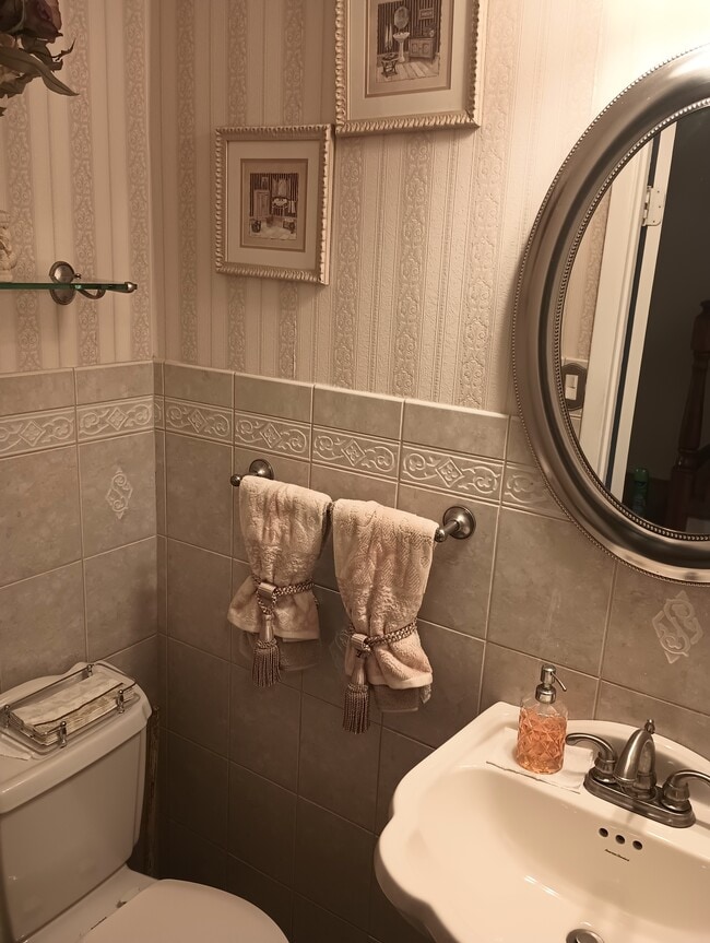 Half bath - 819 Brooklyn Ave Unit 819 Brooklyn avenue