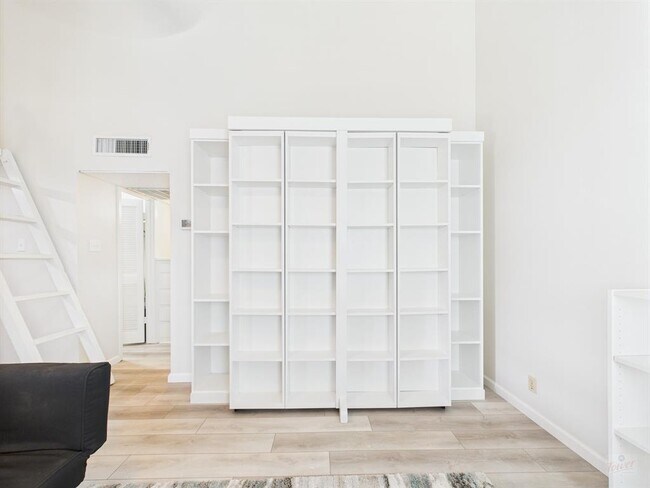 Photo - 1000 W 26th St Unit 211
