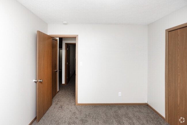 2BR, 1BA - 850SF