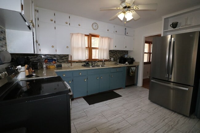 Photo - Amazing 4 bedroom 2 bathroom home located ...