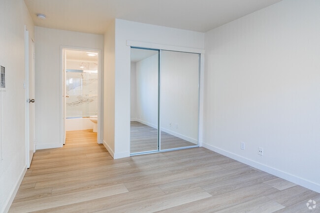 2BR, 2BA - 800SF Closet
