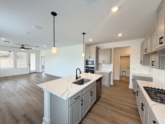 Photo - 405 Bauer Lp