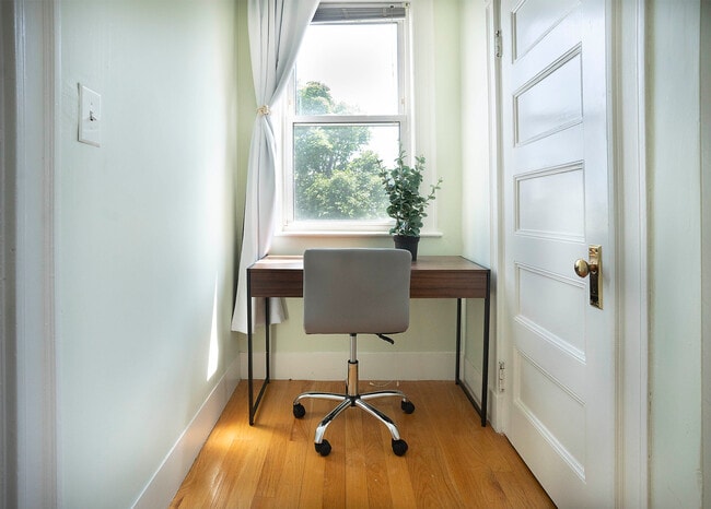 Study Nook - 18 Magnolia Sq Unit The Magnolia Apartment