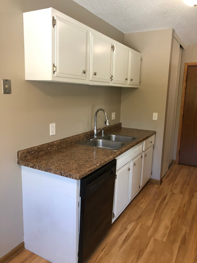 kitchen - Royal Oaks Apartments