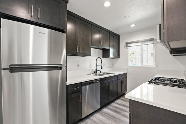 Building Photo - 900 W College St