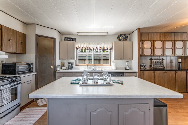 Photo - 503 2nd Ave W