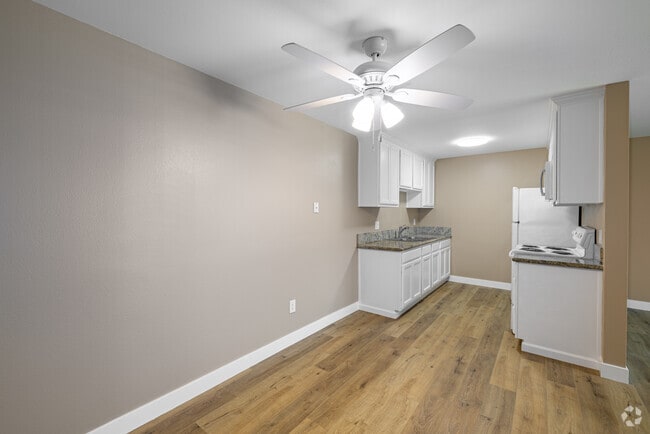 2BR, 1.5BA - 952SF - Dining Room