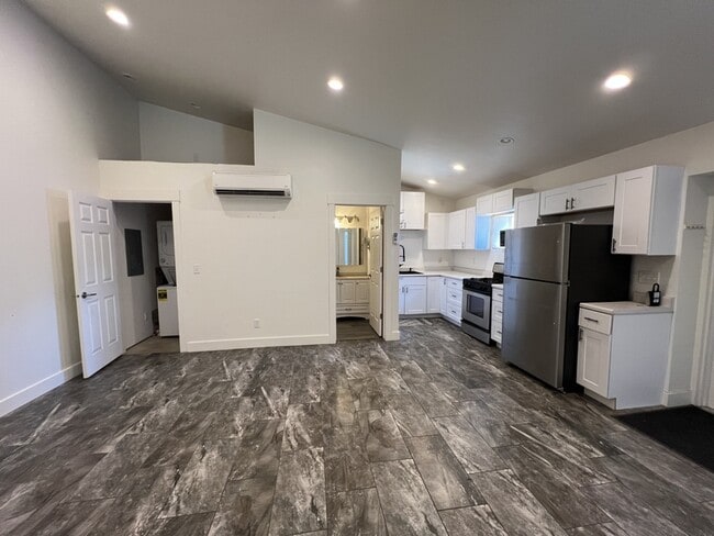 Building Photo - 197 ? East 7800 S Unit B Rental