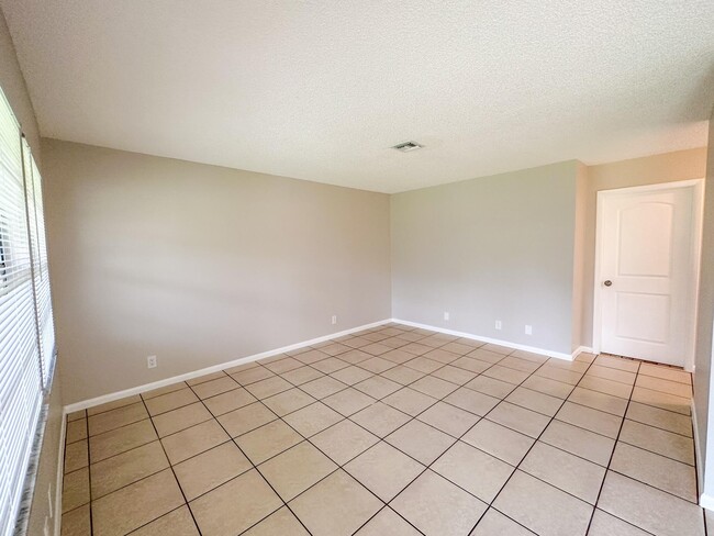 Photo - 2682 Hinda Rd
