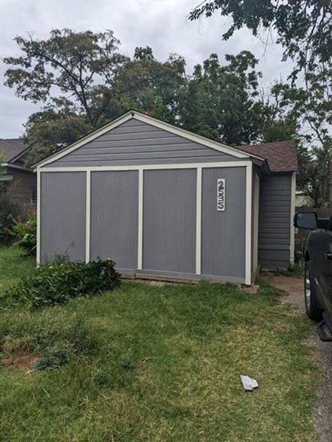 Building Photo - 2 Bed House with Large Yard