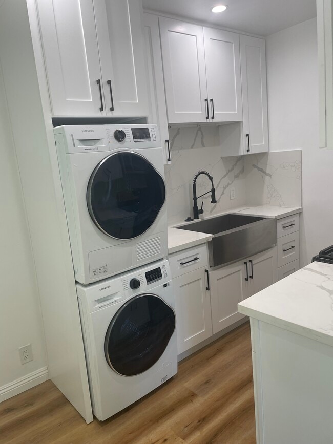 Building Photo - 3623 1/2 Fletcher Dr Unit 3623 1/2