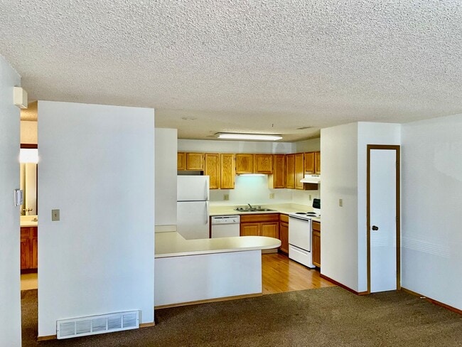Building Photo - 1st Floor 2 Bedroom in a Gated Community! Rental