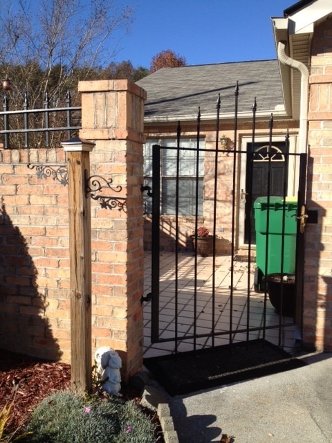 Photo - South Knoxville, 2 bedroom condo, 2 car garage Text or Call Debra Johnson 865-591-8281