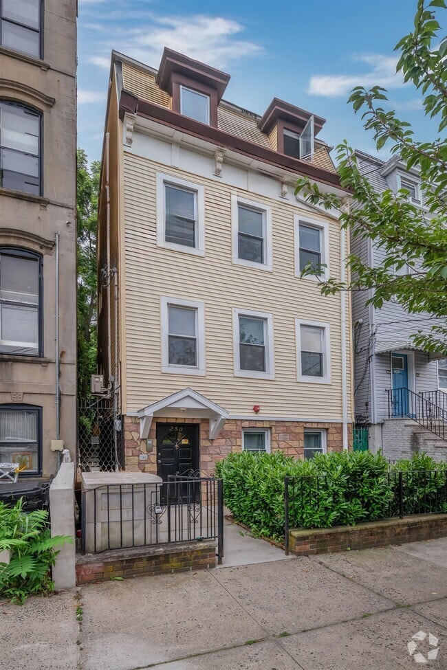 Building Photo - 250 Suydam Ave Unit 3 Rental