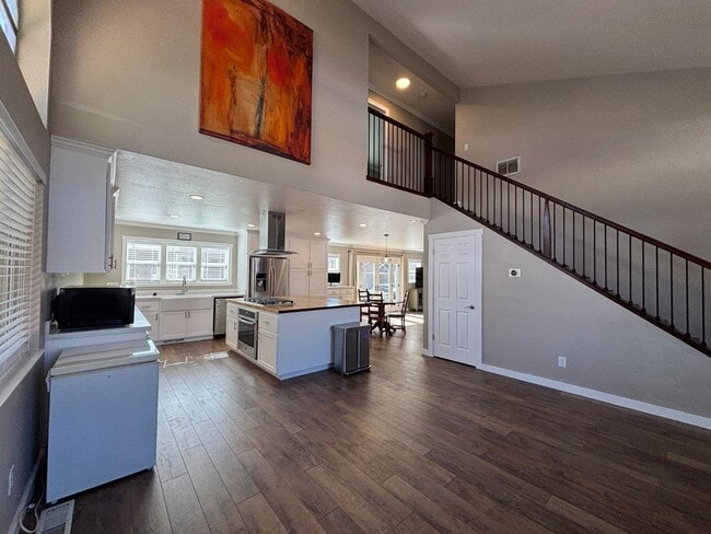 Photo - 430 Inverness Way