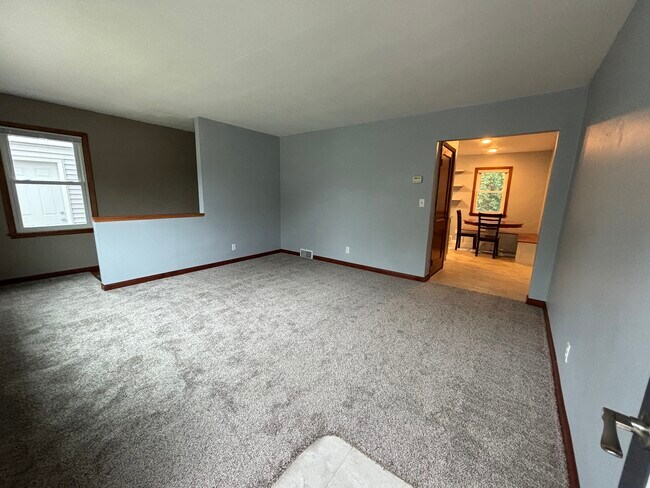 Sala de estar con escalera al sótano.