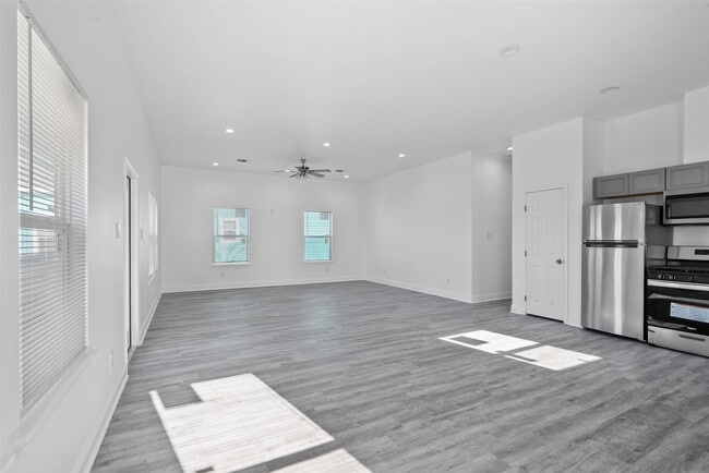 Building Photo - 4620 N Railroad Ave