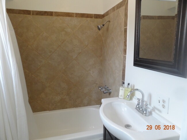 Photo - 623 W Queen St House