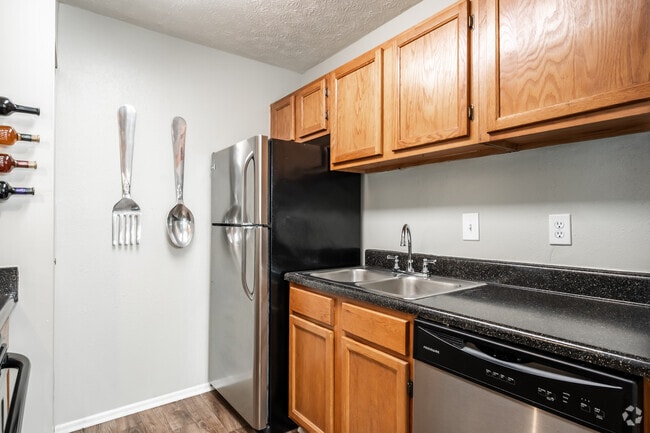 1BR, 1BA - 855SF - Wood Creek at Roswell