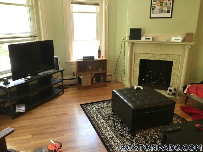 Building Photo - 16 Winchester St Rental