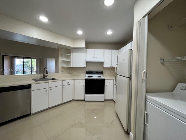 Photo - 1017 Washington Cir Unidad 1017H Rental