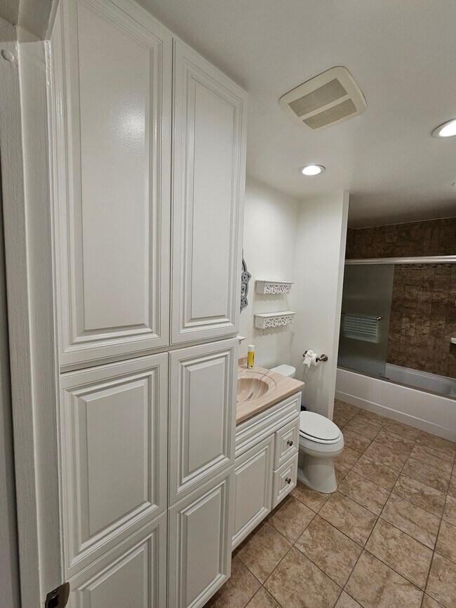 Photo - 400 S Flower St