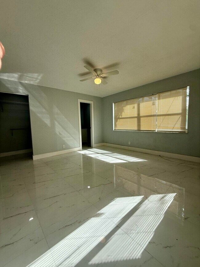 Photo - 614 N E St