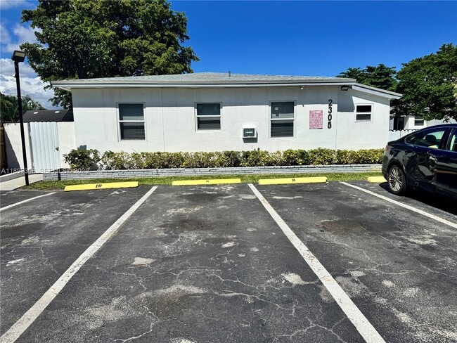 Building Photo - 2305 Monroe St Unit 6