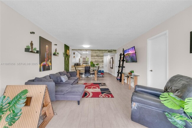 Building Photo - 9410 Poinciana Pl Unit 206