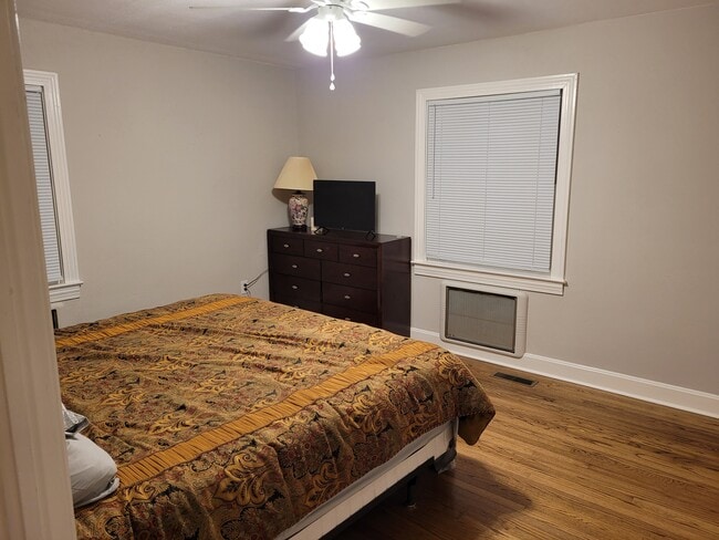 Photo - 509 Hickory St SE