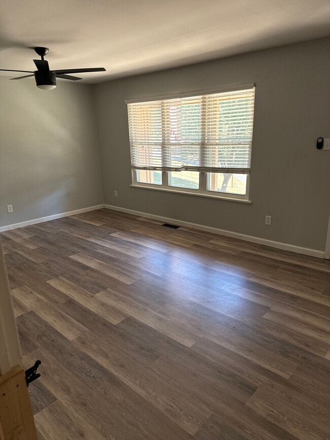 Photo - 230 Leemar Pl