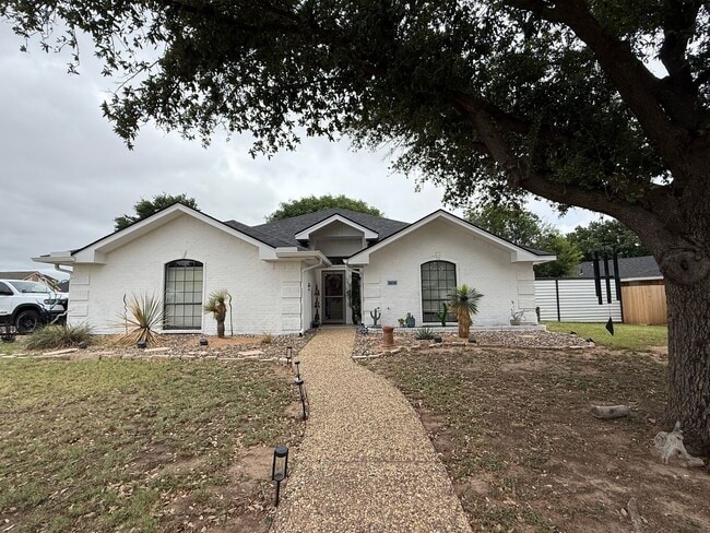 Building Photo - Beautifully updated home IN THE BLUFFS!